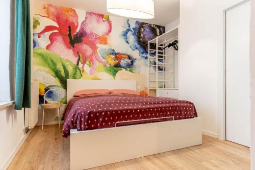 a bedroom with a bed and a painting on the wall at La Vecchia Sartoria, Caldonazzo Ospitar in Caldonazzo