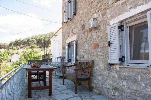 Balkoni atau teres di Caviro-traditional Stone House In Chora