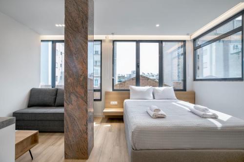 Postel nebo postele na pokoji v ubytování Porto Pireo by SuperHost365 Leosthenous