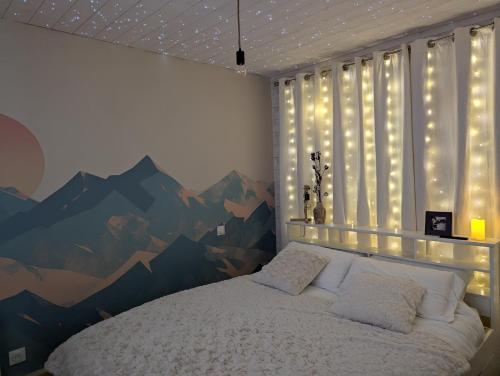 - une chambre avec un lit orné d'une fresque murale représentant la montagne dans l'établissement Appartement cosy en montagne, escapade romantique, à Saint-Pierre-dels-Forcats