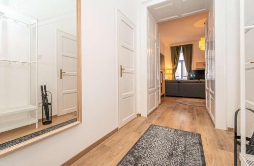 Ghetto Wall - Gozsdu Court Three Roses