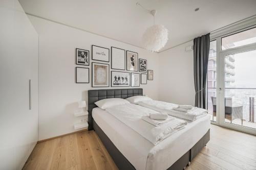 Ένα ή περισσότερα κρεβάτια σε δωμάτιο στο Stylish Apartment with Balcony and Pool