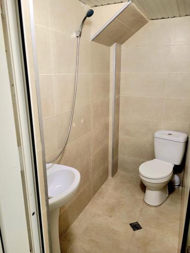 Un baño pequeño con inodoro y lavabo. en District 24, en Tiflis