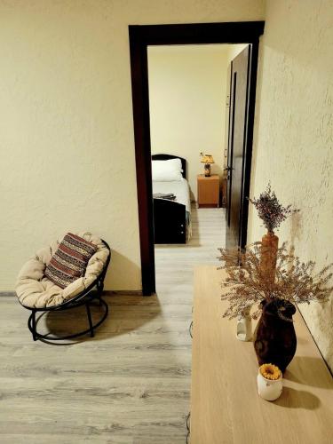 una habitación con una cama, una silla y una mesa en District 24, en Tiflis