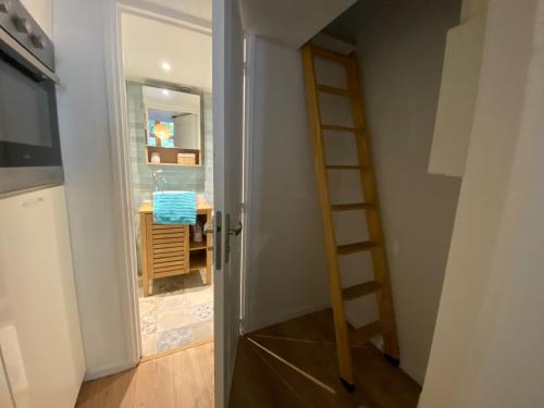 une chambre avec une échelle à côté d'une porte dans l'établissement La mezzanine du Maire - 352, à Rouen