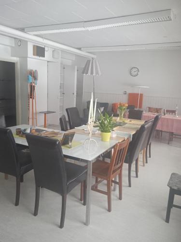 a dining room with a long table and chairs at OuluHostel AlliMaria in Oulu