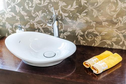 a white sink sitting on a counter in a bathroom at Spacious seaside house in Cascais