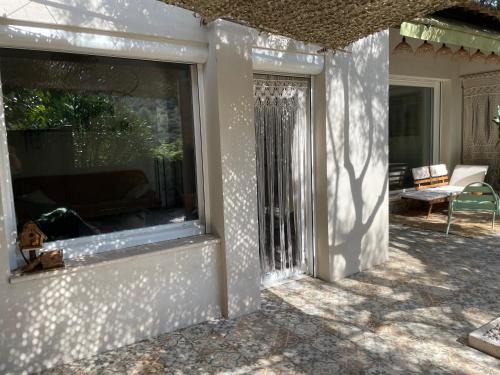 Een patio of ander buitengedeelte van Agapi Mou