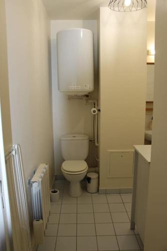 Ένα μπάνιο στο Studio 30 m2 à Eaubonne avec parking privé à 25 min de Paris