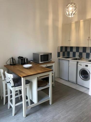 Η κουζίνα ή μικρή κουζίνα στο Studio 30 m2 à Eaubonne avec parking privé à 25 min de Paris