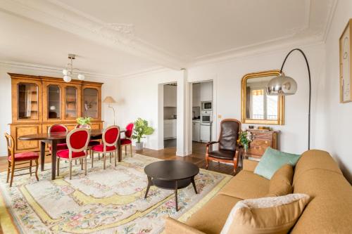 un salon avec un canapé et une table dans l'établissement Porte Versailles 1BDR, à Paris