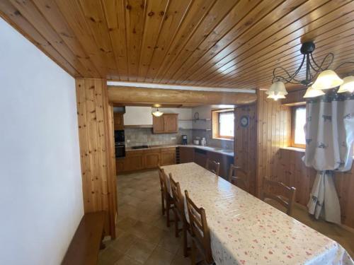 une cuisine avec une table et des chaises dans une pièce dans l'établissement Eric 1, à Val Cenis