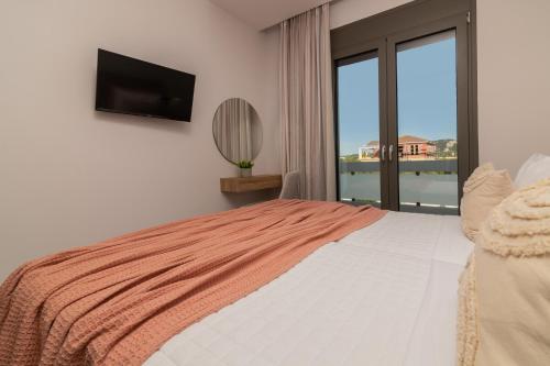 Ένα ή περισσότερα κρεβάτια σε δωμάτιο στο Villa Dianthus with Private Pool in Zakynthos