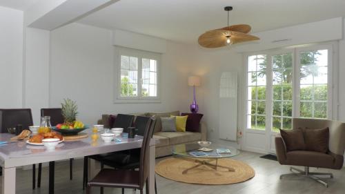 un salon avec une table et un canapé dans l'établissement Confortable maison familiale près des plages, à Erdeven