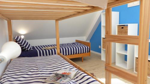 Ένα ή περισσότερα κρεβάτια σε δωμάτιο στο Confortable maison familiale près des plages