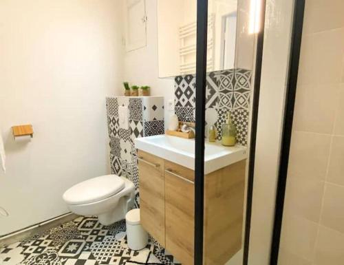 une salle de bain avec toilettes et lavabo dans l'établissement Joli appartement au calme à 10 min à pied des Marches et des plages, à Cannes