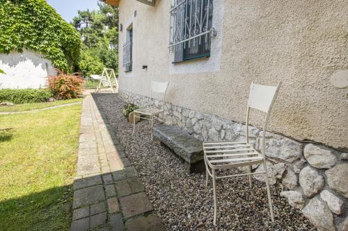 a chair sitting in front of a building at Lichtenštejnské domky in Lednice