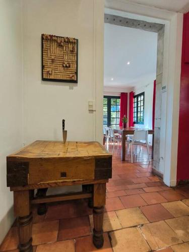 a wooden table in the middle of a room at Maison exceptionnelle le Peyret -Vue Pyrenées-Jardin-Piscine in Serres-Castet