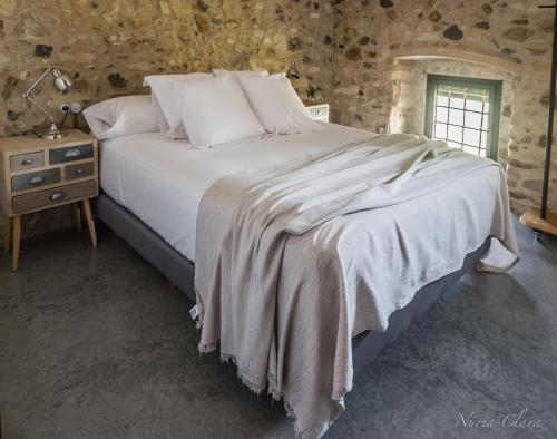Postel nebo postele na pokoji v ubytování Can Serrà 1786