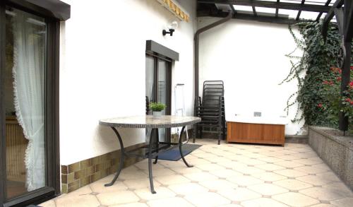 a patio with a table on the side of a building at Traumhafte Ferienwohnung Andechs in Andechs