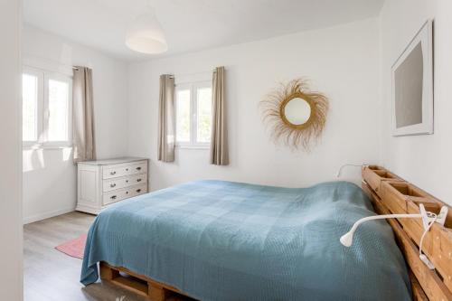 a bedroom with a bed and a mirror on the wall at Pinhal da Praia em Melides in Quinta da Cascalheirinha