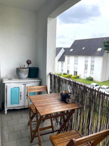 - un chat dormant sur une table en bois sur une terrasse dans l'établissement Le Glaz et Ocre, à Quiberon