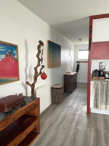 un salon avec une table et une chambre avec dans l'établissement Le Glaz et Ocre, à Quiberon