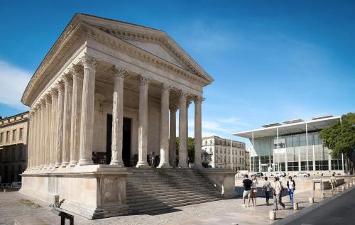 a group of people standing in front of a building at Les Mélias in Arpaillargues-et-Aureillac
