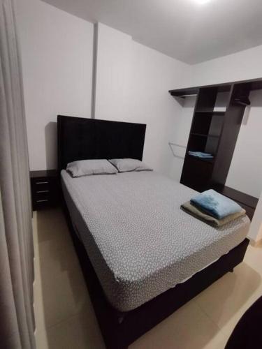 a bedroom with a bed in a room at Edificio Verona 57 - Apartamento en Piedecuesta in Piedecuesta