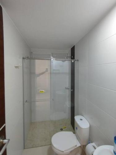 a bathroom with a toilet and a glass shower at Edificio Verona 57 - Apartamento en Piedecuesta in Piedecuesta