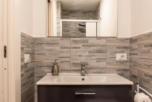 łazienka z umywalką i lustrem w obiekcie La casa di Adina w mieście Agrigento