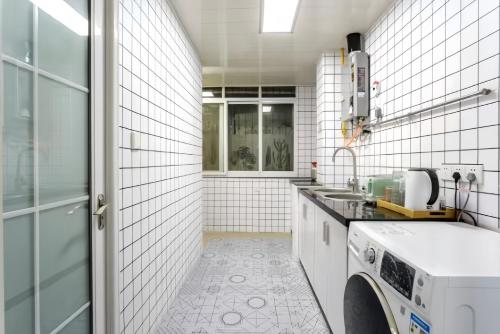 Fotografie z fotogalerie ubytování Chengdu city center Tianfu Square Kuanzhai Alley People's Park subway post-modern design 85 square meters 2 bedrooms 1 living room design B&B HD cinema family suite v destinaci Čcheng-tu