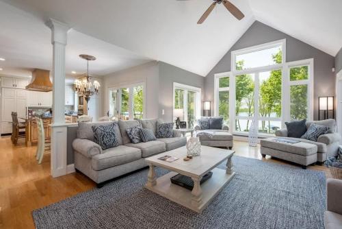 Ruang duduk di Immerse in Luxury Grand 5BR Lakefront Haven Views