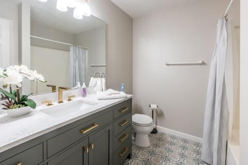 Bilik mandi di Immerse in Luxury Grand 5BR Lakefront Haven Views