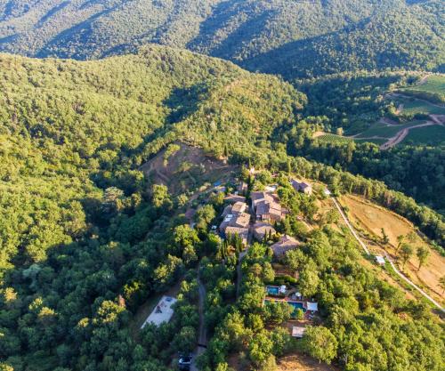 an aerial view of a house in the mountains at Il Ginepro Home in Rosennano