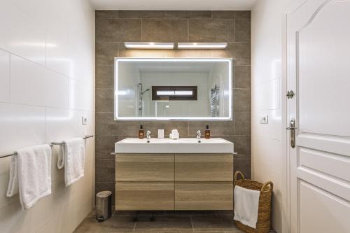 une salle de bains avec un lavabo et un miroir dans l'établissement Villa Artista, à Jávea