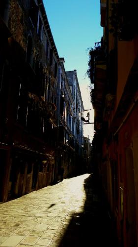 una calle vacía en un callejón con edificios en B&B Venice 1964, en Venecia