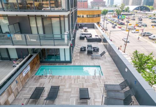 Bazén v ubytování Near Stampede! Poolside Bliss - 22FL DT Tower View, FREE Banff Pass, Parking, Gym, Wine! nebo v jeho okolí