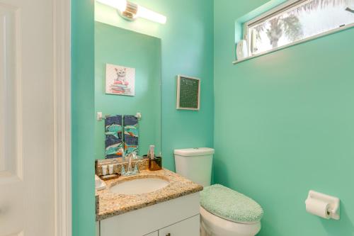 Ένα μπάνιο στο Heated Pool and Grill Modern Port St Lucie Home