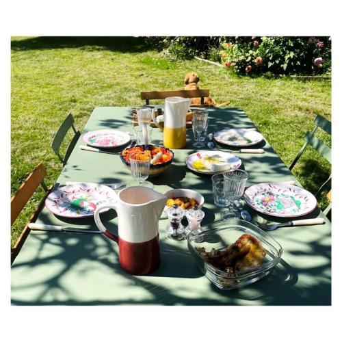 une table avec des assiettes de nourriture dans l'établissement Maison Hestia - Collection Idylliq, à Épégard