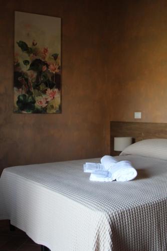 a bed with two folded towels on top of it at Azienda Agricola il Borgo di Sant'Elia in Castel SantʼElia