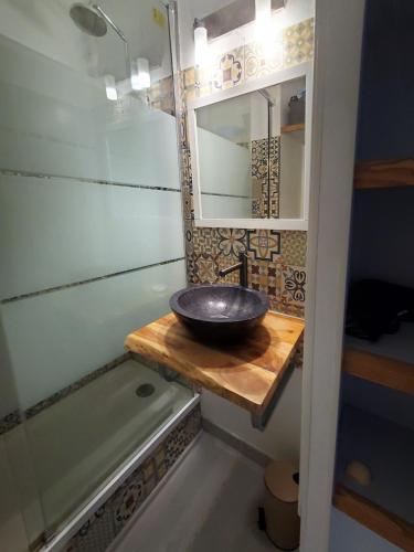 une salle de bain avec un lavabo et une baignoire dans l'établissement Seaside Serenity YourHostHelper, à Trouville-sur-Mer