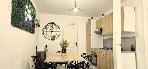 une cuisine et une salle à manger avec une table et des chaises dans l'établissement Appartement mi-troglodyte 4 a 6 personnes de 75 m, à Orléans