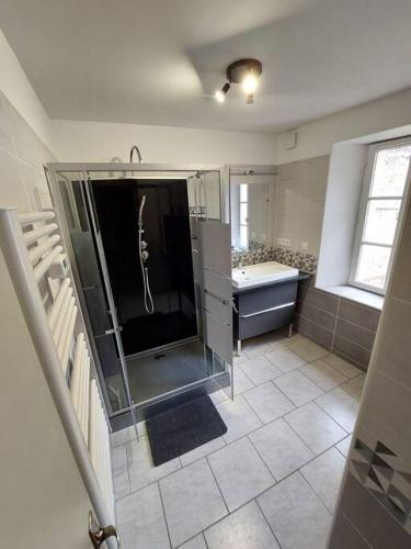 une salle de bain avec une douche, une baignoire et un lavabo dans l'établissement Appartement en centre de village, à Betz