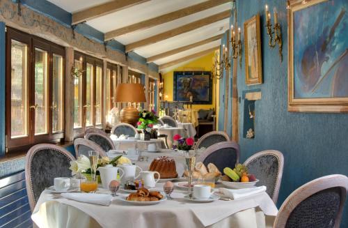 Hotel Restaurant Le Maréchal - Teritoria tesisinde bir restoran veya yemek mekanı
