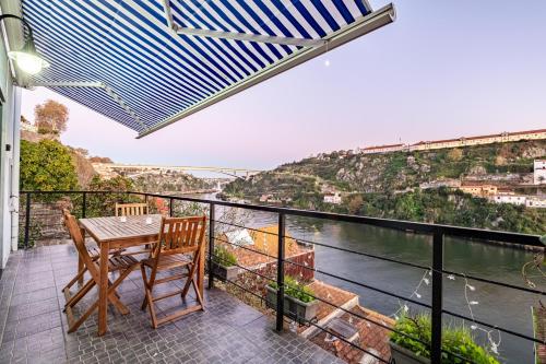 Panoramic River View Downtown With Terrace