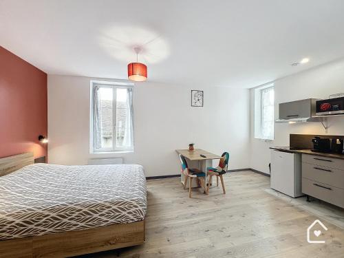 une chambre avec un lit et une table et une cuisine dans l'établissement Résidence Beaux Rêves, à Châtellerault