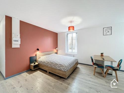 - une chambre avec un lit, un bureau, une table et une chaise dans l'établissement Résidence Beaux Rêves, à Châtellerault