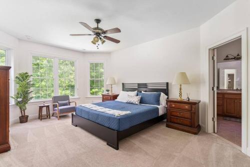 una camera da letto con un letto e un ventilatore a soffitto di The Hera Haven - Pickleball, hot tub, racetrack & lake a Stillwater