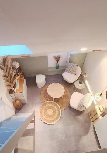 une vue aérienne d'un salon avec une table et des chaises dans l'établissement Le Cozy Dream, à Dinard